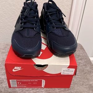 Nike Huarache size 7 (big kids) navy blue in color